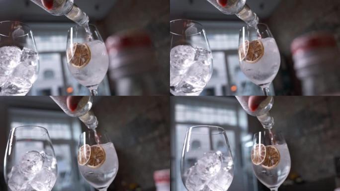 准备一杯喷鸡尾酒。关闭调酒师的手，将普罗塞克酒倒入酒杯中，并撒上橙色精油。