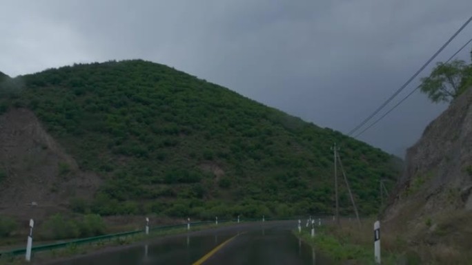 在雨中开车驾车开车出行