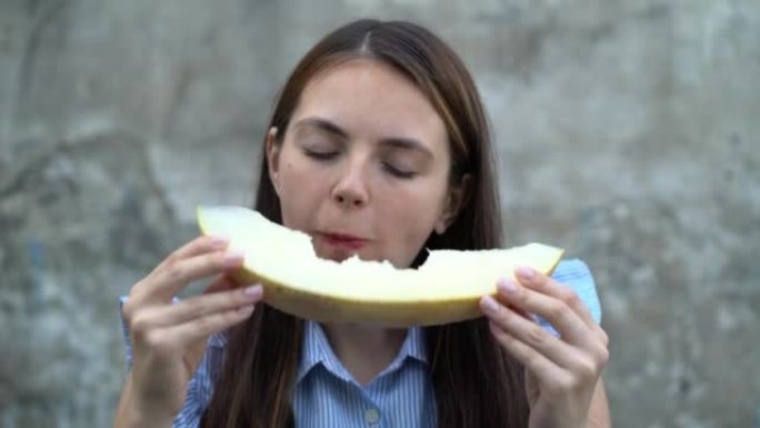 一个年轻漂亮的女人吃瓜的肖像。