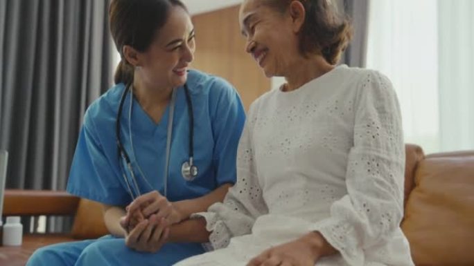 亚洲女性家庭护理员在家照顾老年老年女性患者。