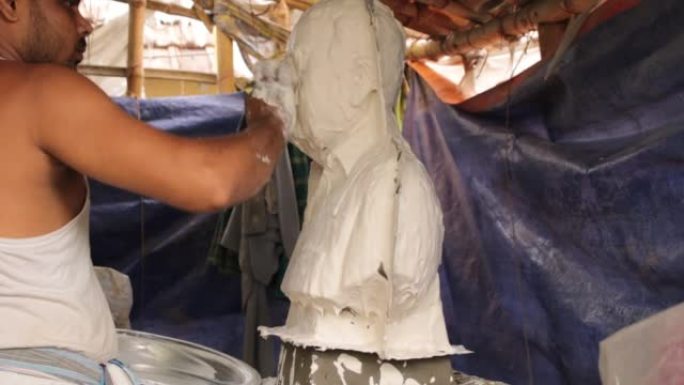 艺术家在粘土半半身雕塑上工作，巴黎铸造石膏