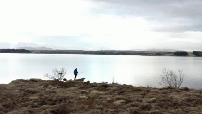 男子在冰岛钓鱼湖