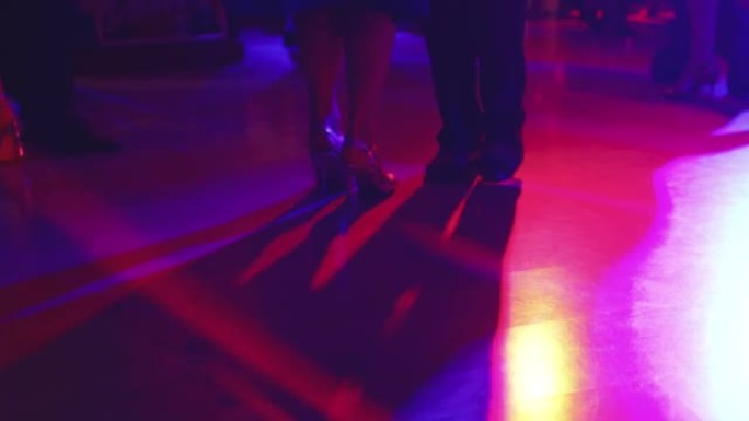 一对夫妇的舞鞋，情侣在舞厅里跳舞传统的拉丁阿根廷舞蹈milonga，探戈萨尔萨·巴查塔·基佐姆巴课，