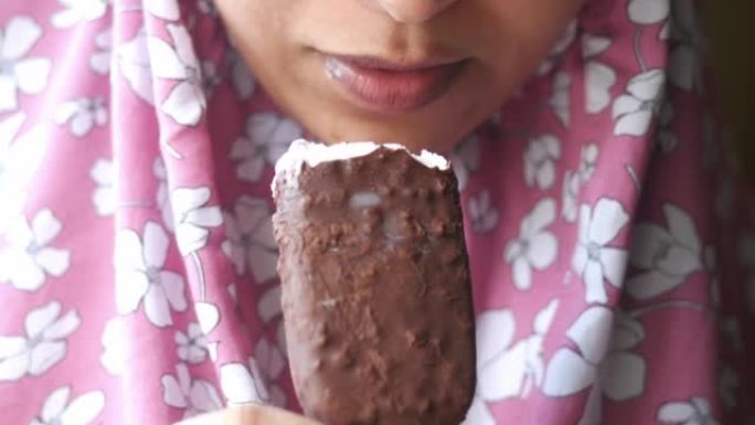 吃巧克力口味冰淇淋的年轻女性
