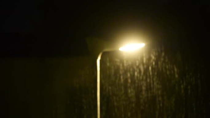 西班牙科斯塔布兰卡阿利坎特省夜间有雨水的灯笼