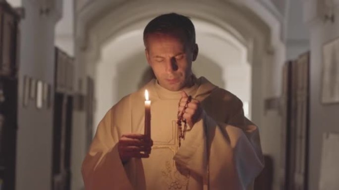 牧师祈祷后吹灭蜡烛