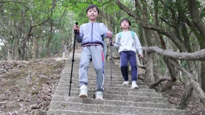 亚洲儿童在山上徒步旅行