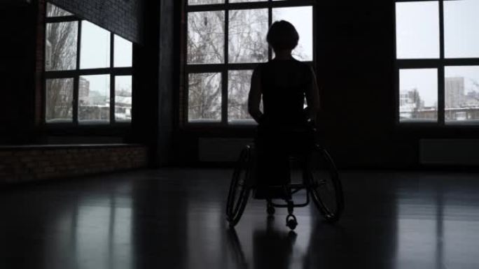 残疾女性舞者靠窗的剪影