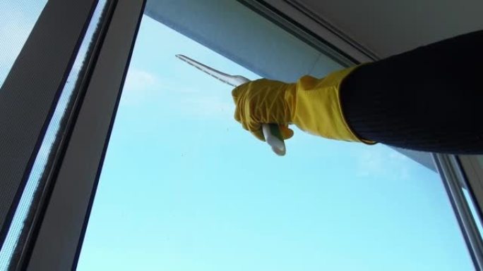 使用窗户清洁刮板的窗户清洁器