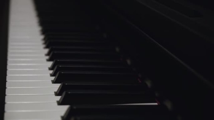 钢琴上的黑白键。
