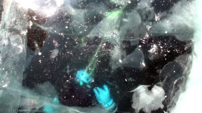 贝加尔湖水下冰下潜水员外的视频拍摄。