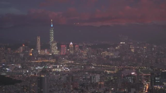 《紫色系列》台北市日落时飞机起飞，台湾