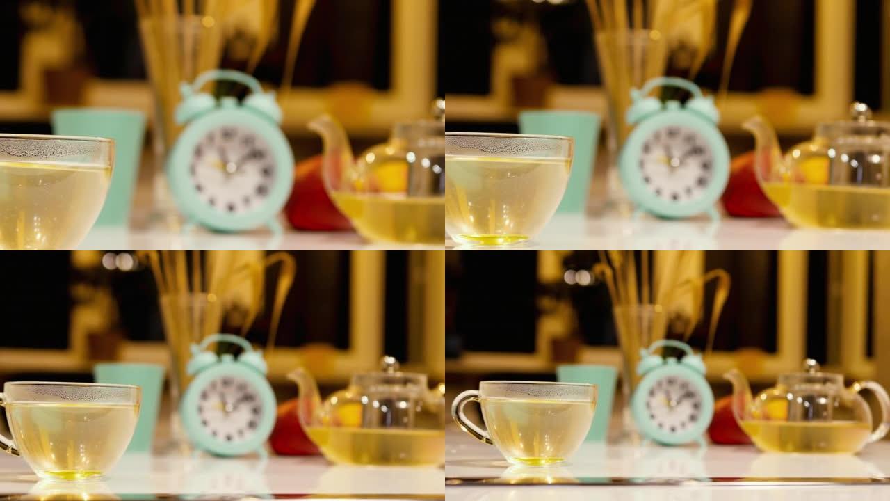 茶杯中的黑果茶。厨房桌子上的草本茶壶中的天然泡茶