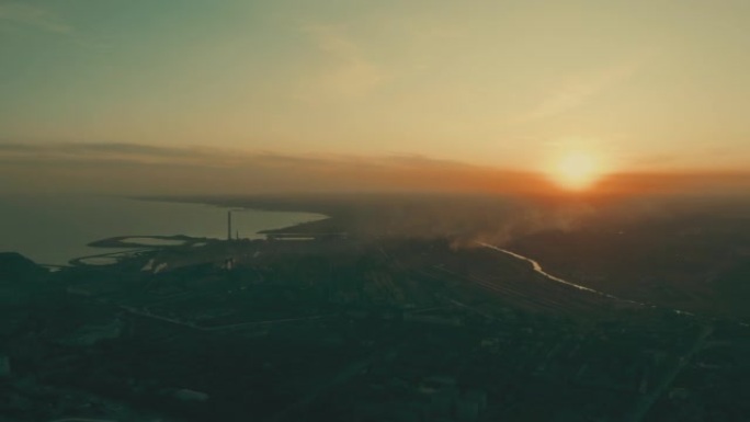 夏季的工业城市马里乌波尔。和平时期飞越城市。