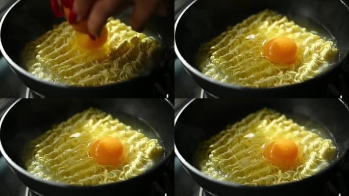方便面在鸡蛋火锅中轻松烹饪