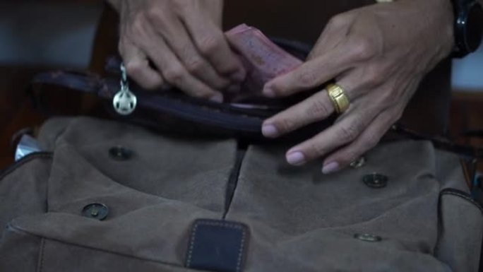 男子在钱包里验钱国外男性外国男人行李包