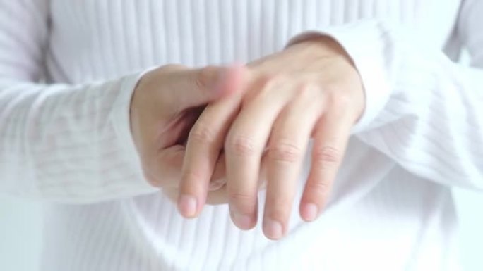 男人的手他按摩他的拇指，有手指疼痛，锁定手指从工作和办公室综合症。关于白色背景医学概念