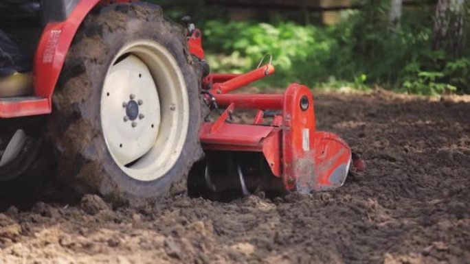 用于松土的微型拖拉机的中耕机。农业工作。挖掘
