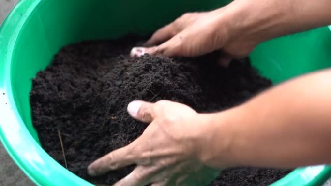 混合土壤并将其放入盆栽中，用于种植树木，幼苗。