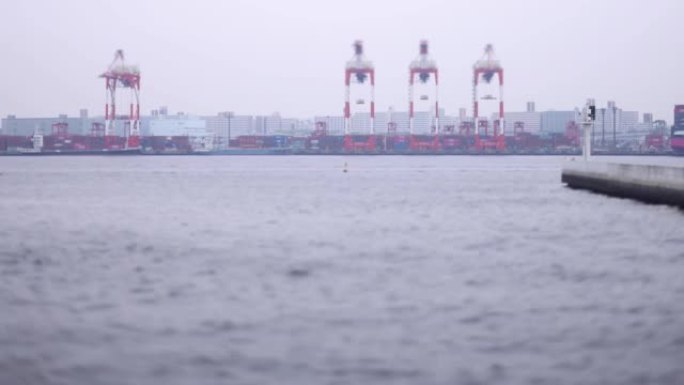 东京集装箱码头附近微型工业起重机阴天