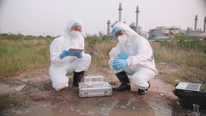 穿着防护服和口罩的科学家团队对工厂废水进行了采样