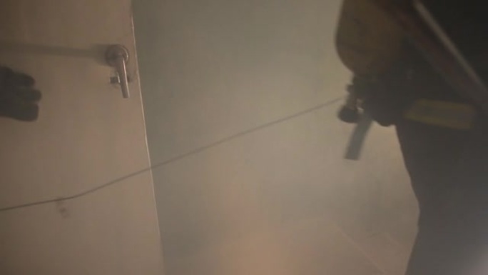 烟雾中的救援人员离开了场所