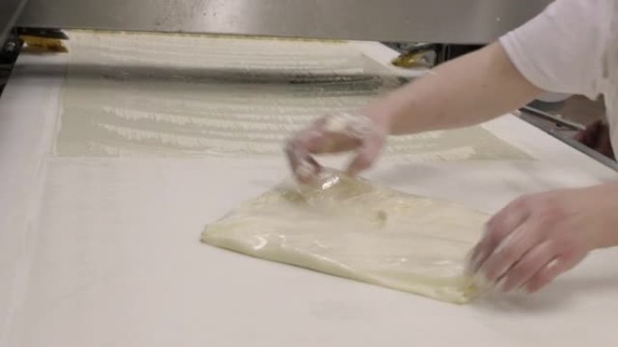 B-一卷无法辨认的面包师，用奶酪塞满面团