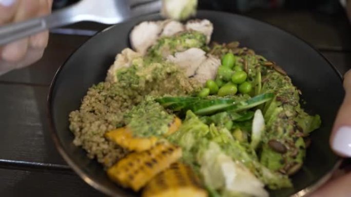 年轻女子品尝食物，满足地对着镜头微笑