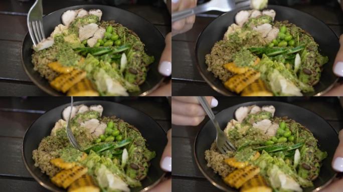 年轻女子品尝食物，满足地对着镜头微笑