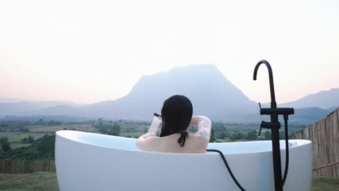 女人带着大自然在外面泡泡浴缸