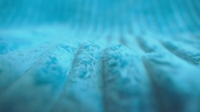 格子模糊蓝色。毛茸茸的毯子背景。蓬松的假纺织毛皮