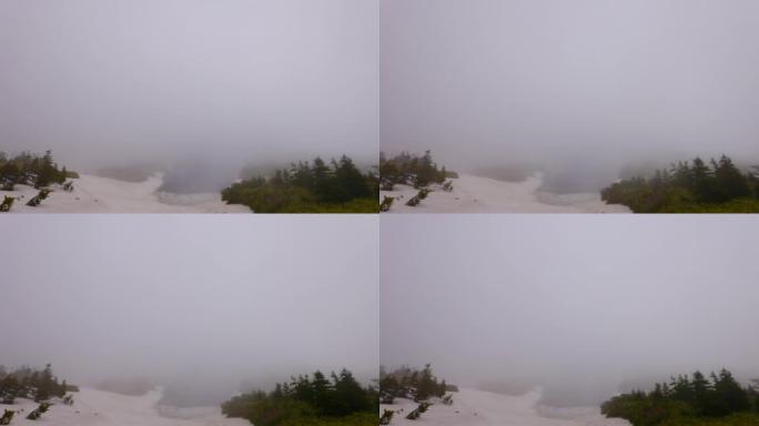 雾中的八幡台山顶附近的风景，八幡沼