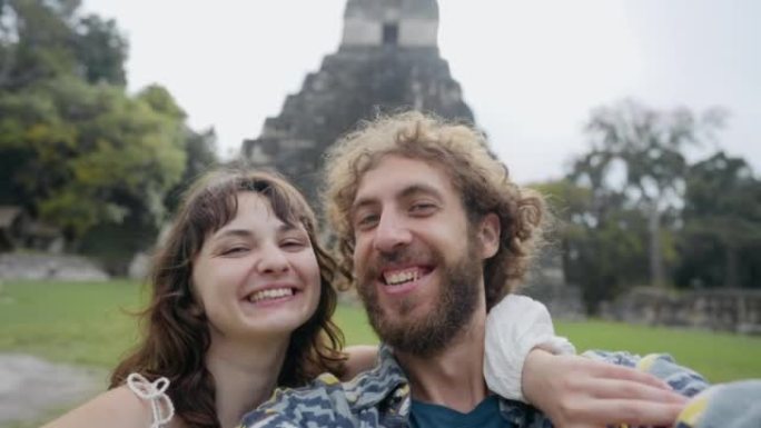 蒂卡尔金字塔背景下的异性恋夫妇自拍