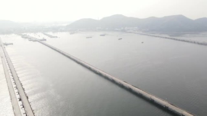 海上炼油管道，用于油轮通过输油管站，炼油厂和石化工业厂进出口石油