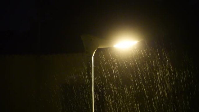 西班牙科斯塔布兰卡阿利坎特省夜间有雨水的灯笼