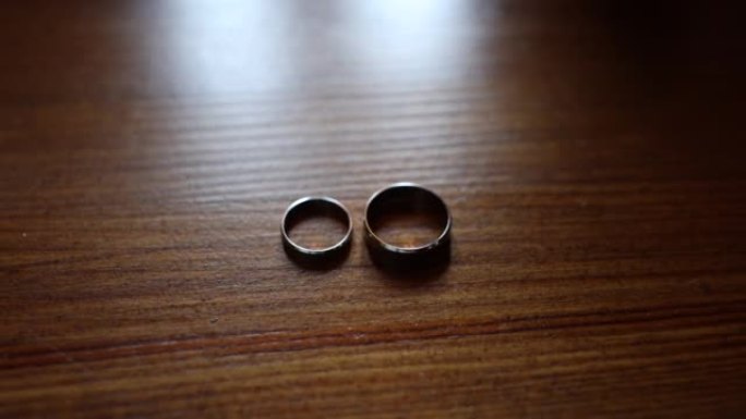 木制桌子背景婚礼金戒指