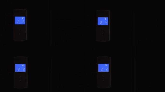 电梯上的蓝色液晶显示屏显示向下箭头，倒计时从7到2。