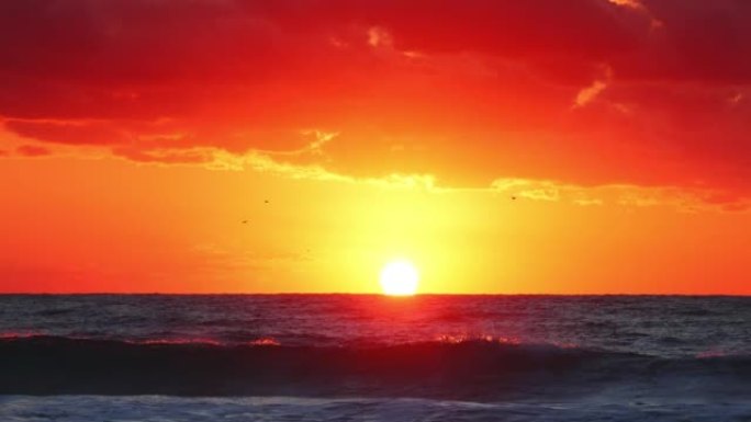 太阳升起。海浪上的海洋海滩日出