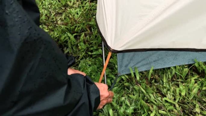 旅行者在露营现场设置帐篷在山上的股票视频