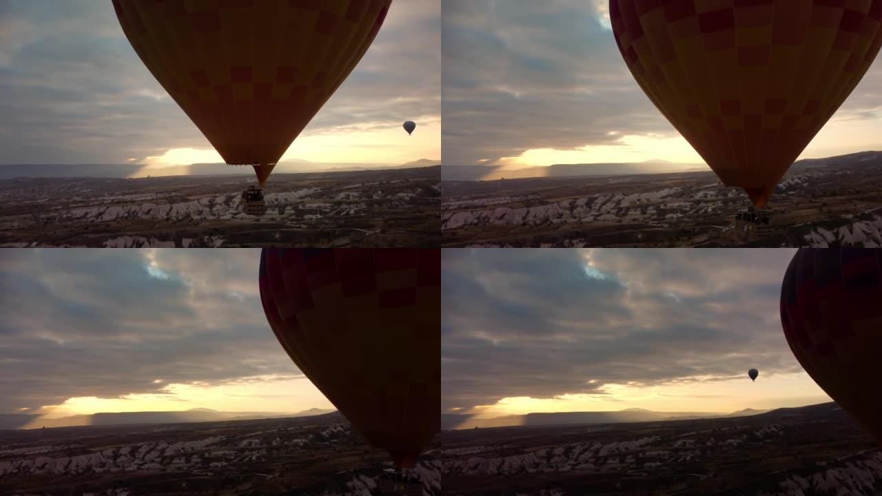 乘坐热气球游览并欣赏土耳其自然美景的游客