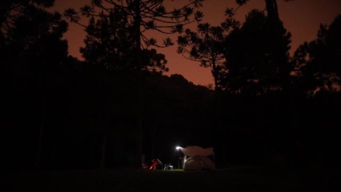 晚上在露营地喂篝火的家伙。