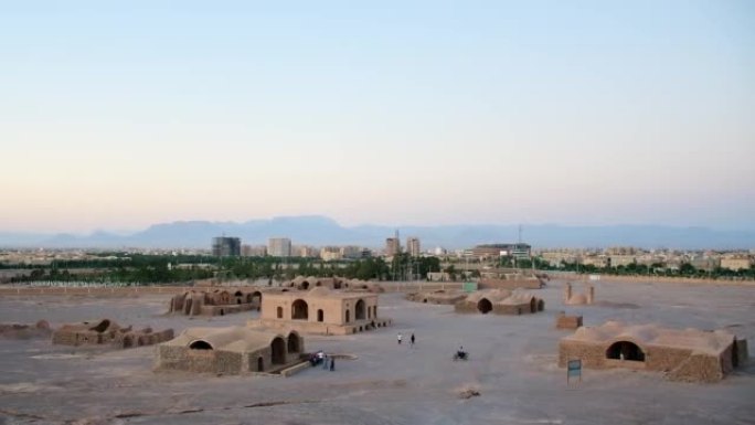 伊朗亚兹德-2022年5月: 亚兹德市琐罗亚斯德教徒达赫梅沉默塔的废墟