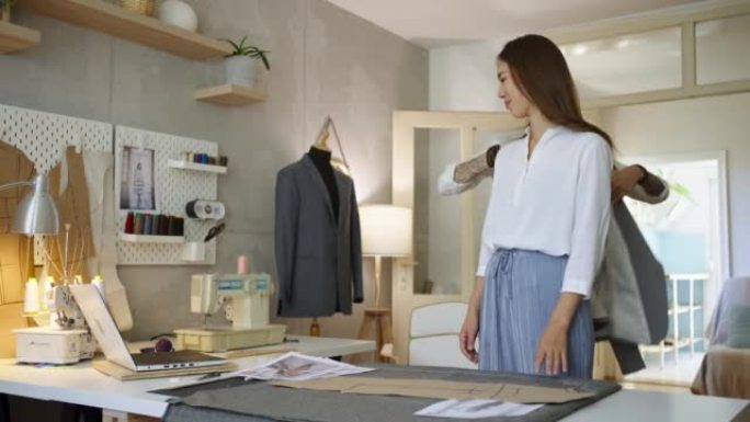 女客户日本人在裁缝车间试穿西装