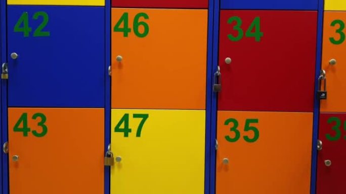 多色学校储物柜，物品存放。里面的小学。带有个人号码的保险箱。财产保护的概念