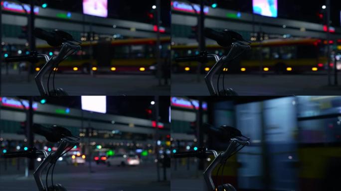 自行车和夜晚的城市氛围。夜生活。