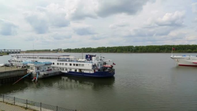 俄罗斯伏尔加河乌格里奇码头的客船