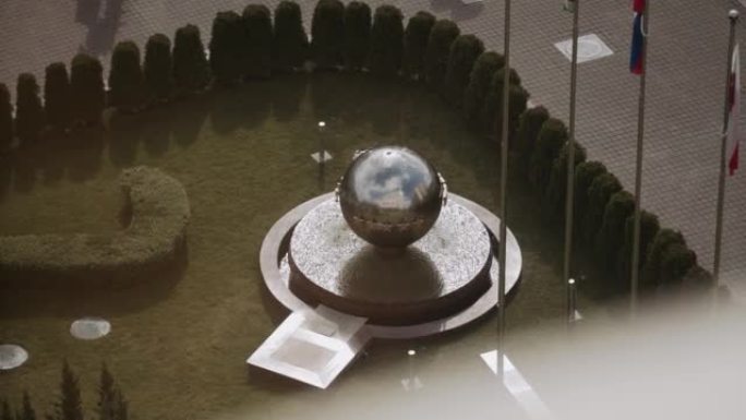 在圆镜金属球上，五颗星的喷泉倒水