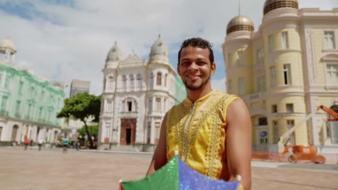 巴西伯南布哥州累西腓街头狂欢节上弗雷沃舞者的肖像。
