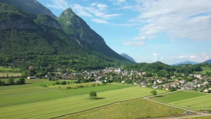 欧洲伊泽尔的格雷西小镇，在法国，在阿尔卑斯山的伊泽尔，在夏天，在阳光明媚的日子。