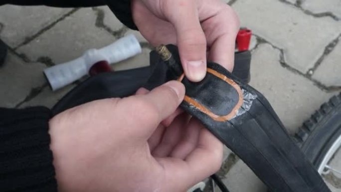 一个人正在修理自行车的内胎，